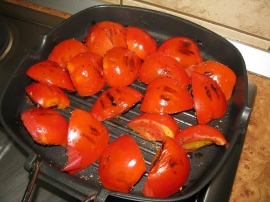 Salata crocanta cu paine, rosii si usturoi