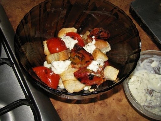 Salata crocanta cu paine, rosii si usturoi