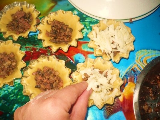 Mini tarte cu carne si ciuperci