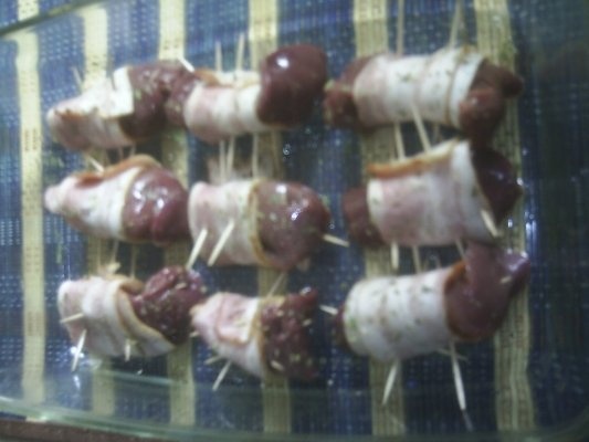 RULOURI DE FICATEI DE PASARE CU BACON