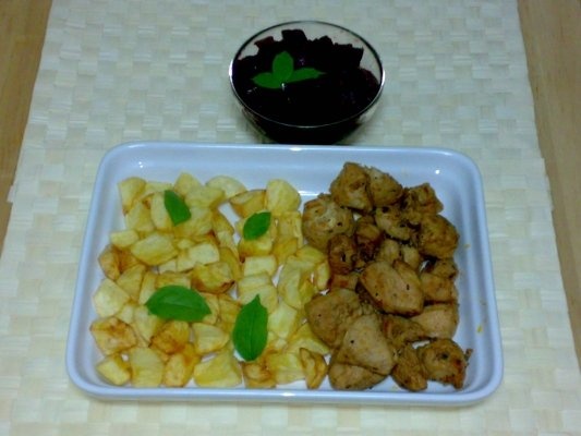 Bucatele de pui cu sos soia si cartofi prajiti.