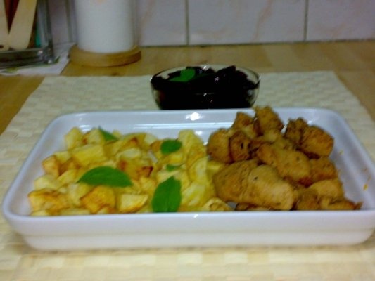 Bucatele de pui cu sos soia si cartofi prajiti.