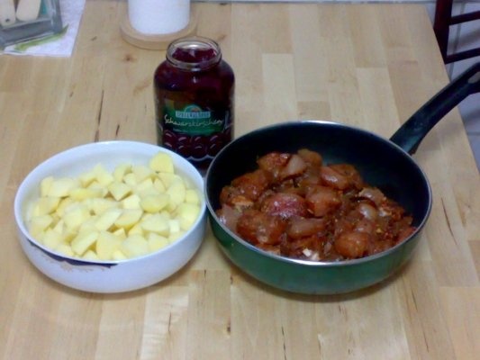 Bucatele de pui cu sos soia si cartofi prajiti.