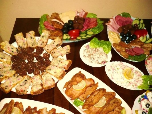 10 Aperitive festive (tabla de sah, tartine vesele, snitzele si salate)