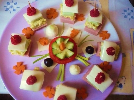 10 Aperitive festive (tabla de sah, tartine vesele, snitzele si salate)