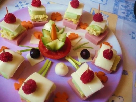 10 Aperitive festive (tabla de sah, tartine vesele, snitzele si salate)