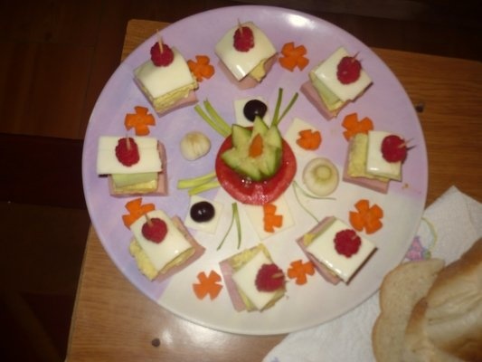 10 Aperitive festive (tabla de sah, tartine vesele, snitzele si salate)