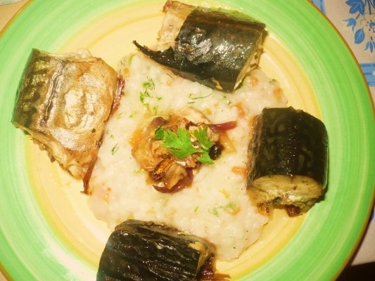 Macrou la cuptor cu garnitura de orez si cartofi