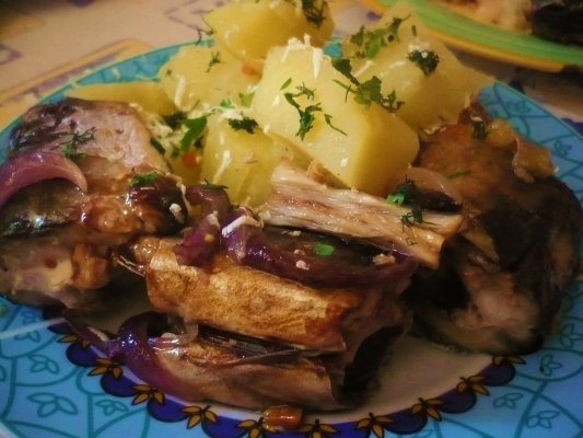 Macrou la cuptor cu garnitura de orez si cartofi