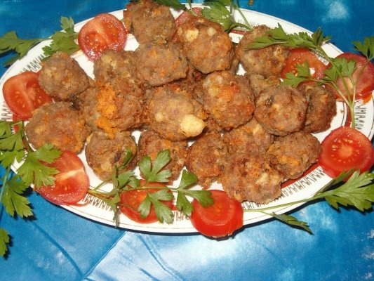 Chiftelute cu cascaval si oua fierte