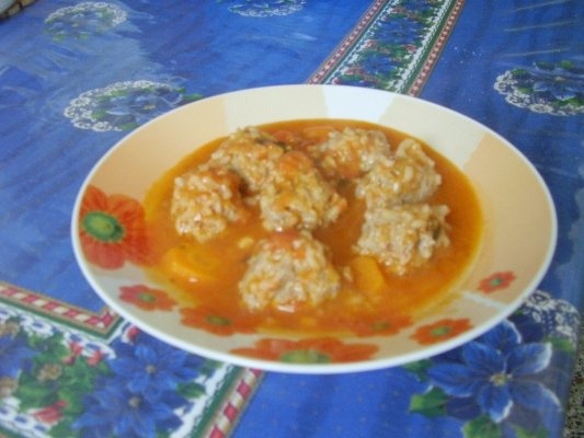 Chiftele cu sos de rosii