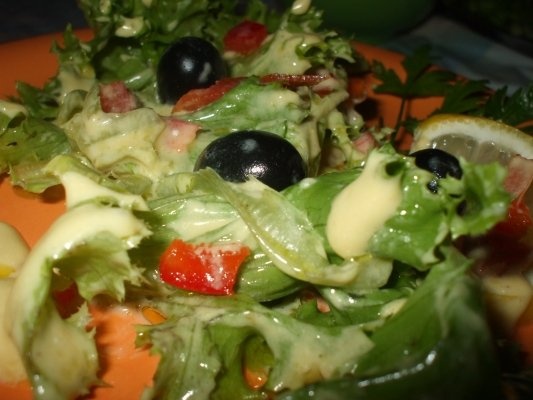 Salata verde creata cu sos picant