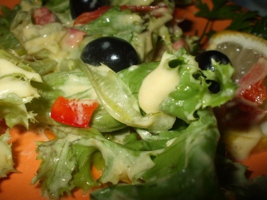 Salata verde creata cu sos picant