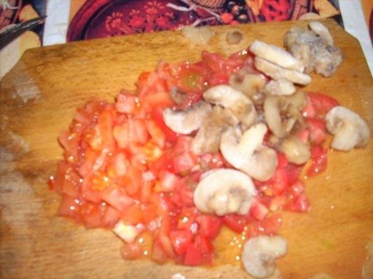 Pui cu rosii si ciuperci