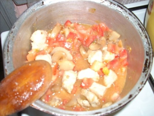 Pui cu rosii si ciuperci