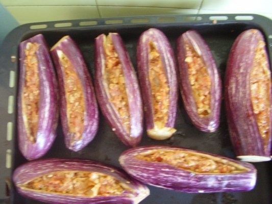 Vinete umpute cu carne la cuptor