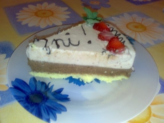 Tort de semifreddo cu ciocolata si capsuni