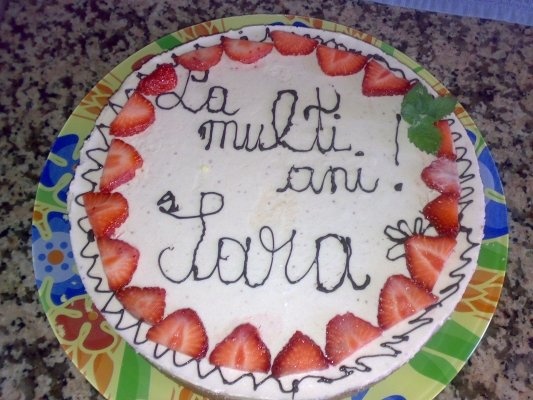 Tort de semifreddo cu ciocolata si capsuni