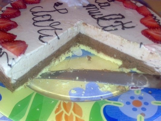 Tort de semifreddo cu ciocolata si capsuni