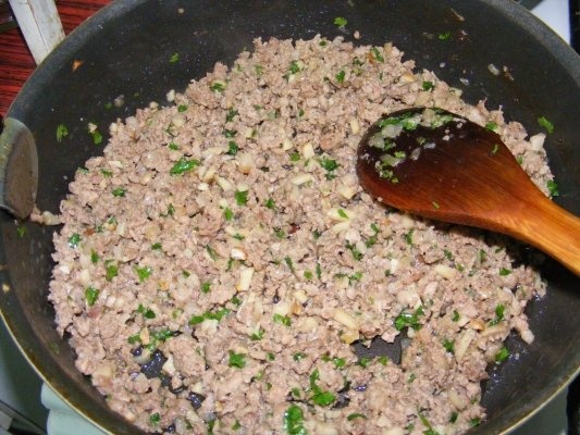 Ciuperci umplute cu carne tocata si sos de parmezan