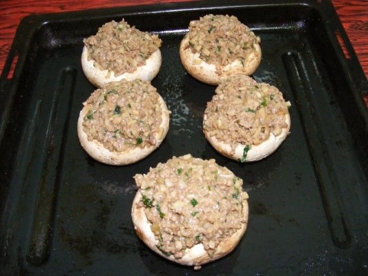 Ciuperci umplute cu carne tocata si sos de parmezan