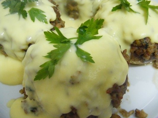 Ciuperci umplute cu carne tocata si sos de parmezan
