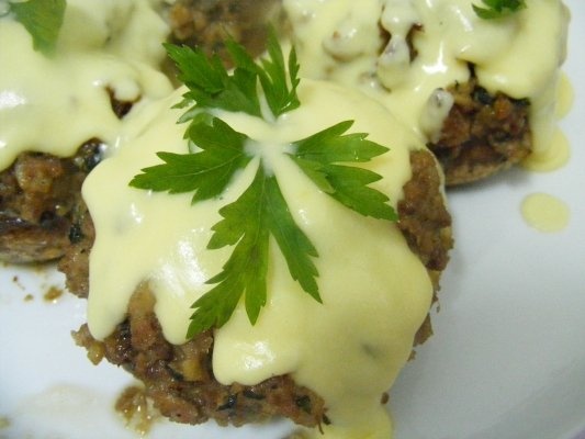 Ciuperci umplute cu carne tocata si sos de parmezan