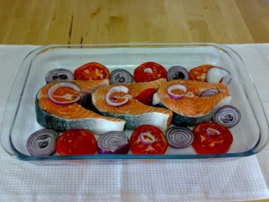 Medalion de somon cu cartofi natur la cuptor.