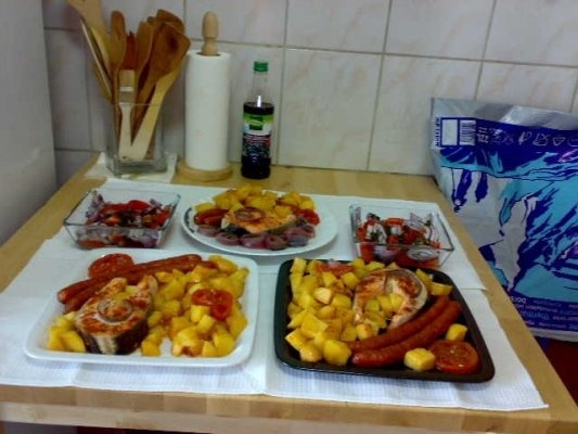 Medalion de somon cu cartofi natur la cuptor.