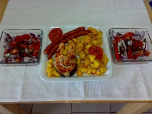 Medalion de somon cu cartofi natur la cuptor.