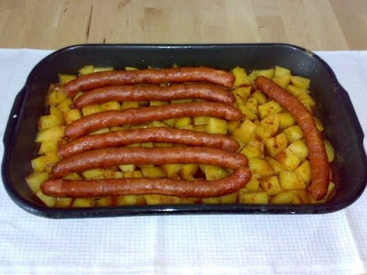 Medalion de somon cu cartofi natur la cuptor.