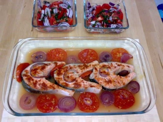 Medalion de somon cu cartofi natur la cuptor.