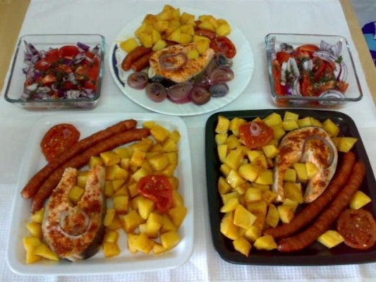 Medalion de somon cu cartofi natur la cuptor.