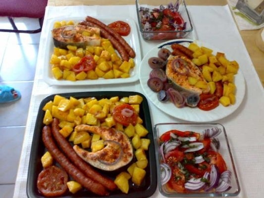 Medalion de somon cu cartofi natur la cuptor.