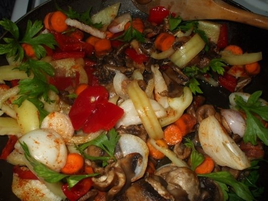 Snitel natur din piept de pui cu legume sotate