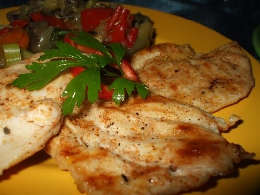 Snitel natur din piept de pui cu legume sotate