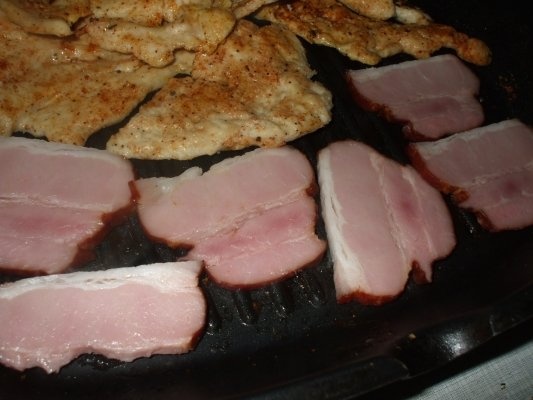 Piept de pui natur cu sunca si legume