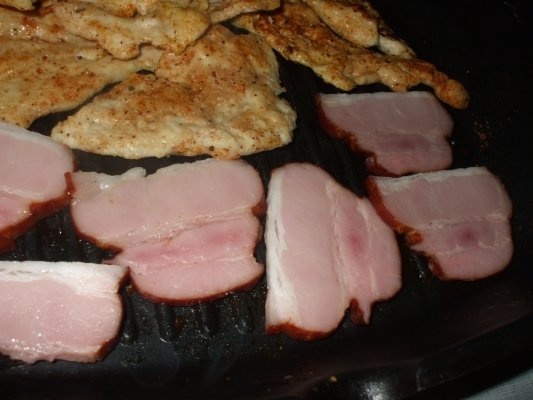 Piept de pui natur cu sunca si legume