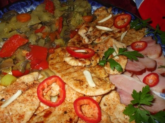 Piept de pui natur cu sunca si legume