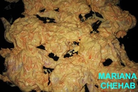 Aripioare de gaina marinate in sos de maionezacu morcov