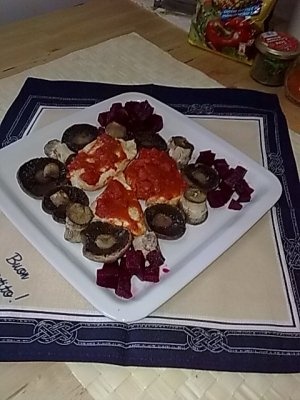 Piept de pui pe pat de rosii cu ciuperci champignion.