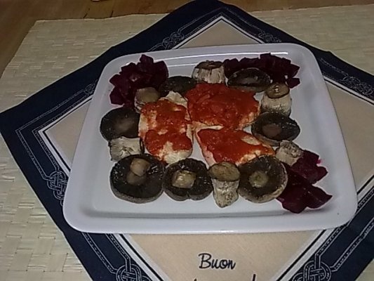 Piept de pui pe pat de rosii cu ciuperci champignion.