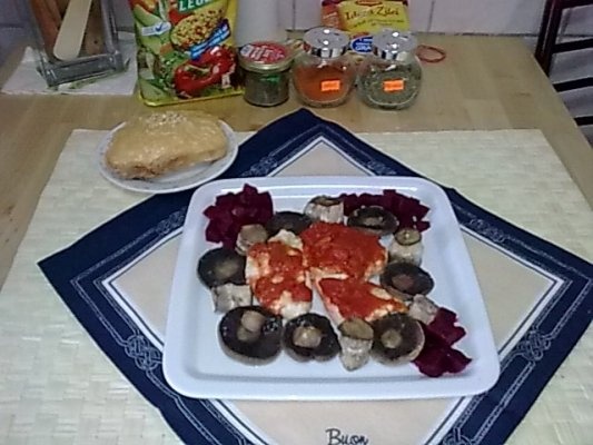 Piept de pui pe pat de rosii cu ciuperci champignion.