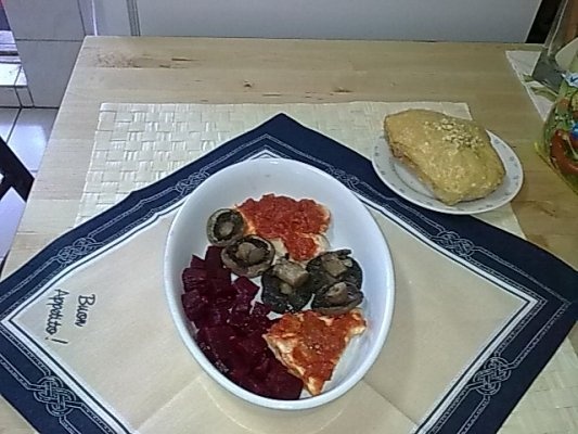 Piept de pui pe pat de rosii cu ciuperci champignion.