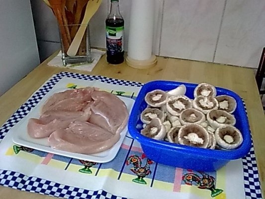 Piept de pui pe pat de rosii cu ciuperci champignion.