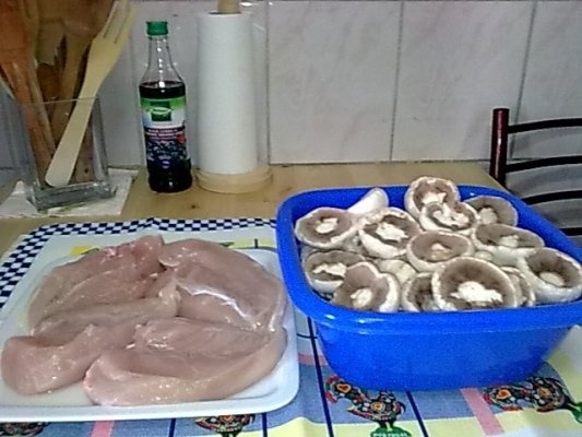 Piept de pui pe pat de rosii cu ciuperci champignion.