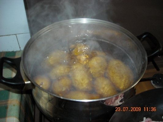 Cartofi cu costita la cuptor