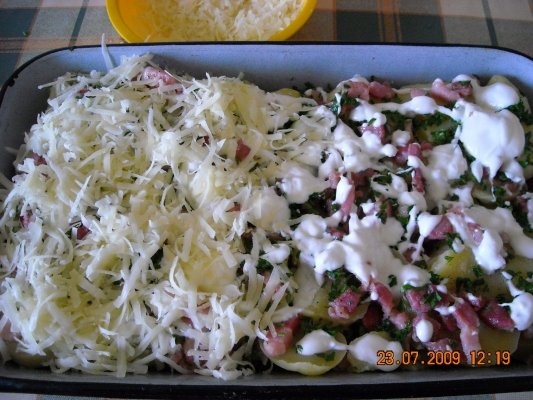 Cartofi cu costita la cuptor