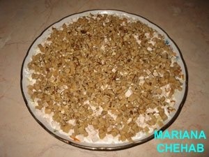 Salata cu gaina si nuci in straturi