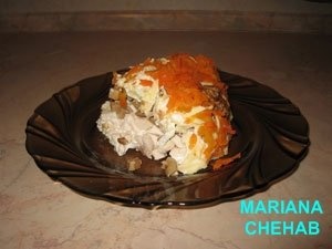 Salata cu gaina si nuci in straturi